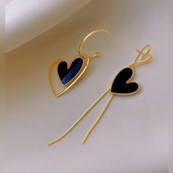 ASYMMETRICAL BLACK & GOLD HEART EARRINGS - Picture 3 of 5